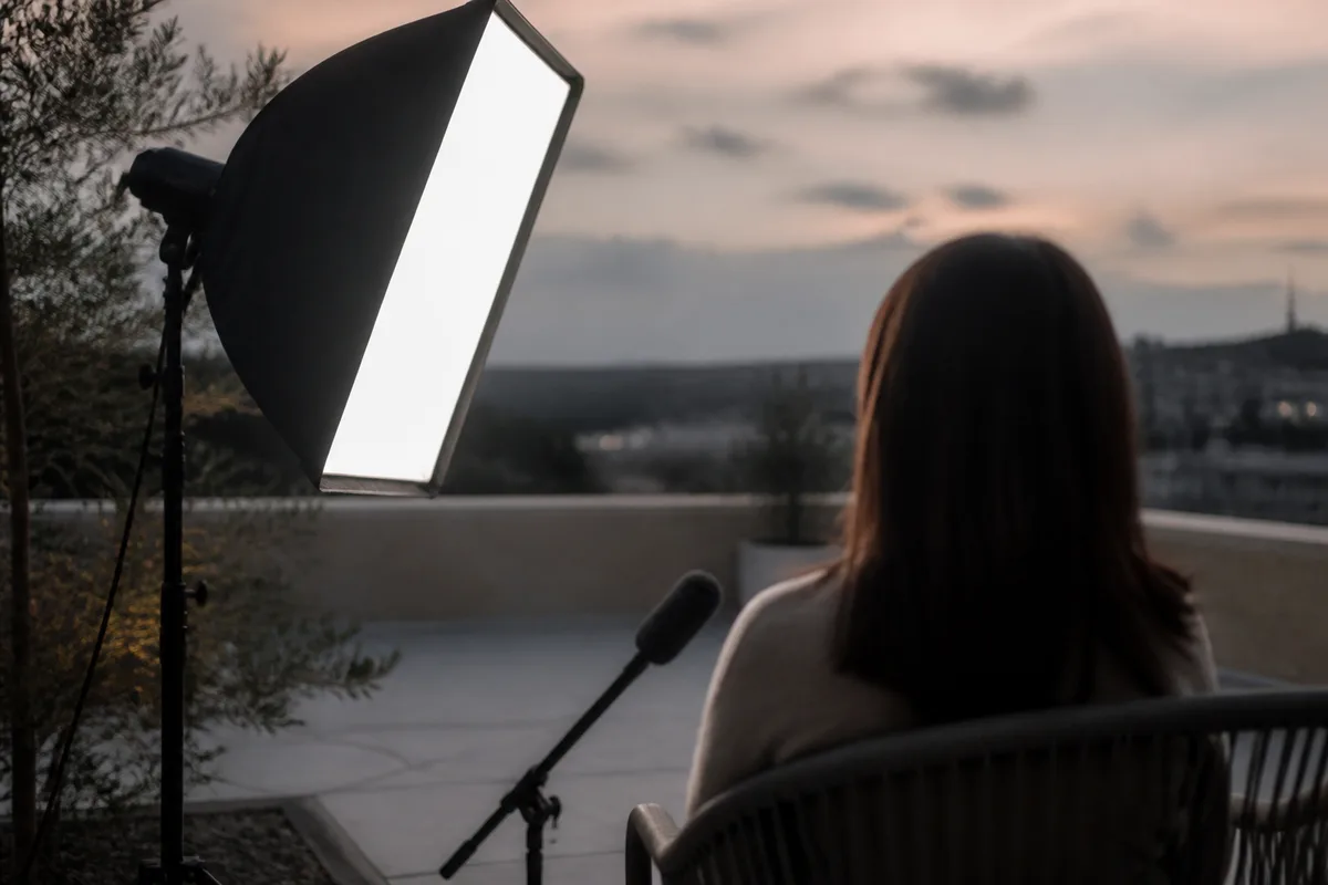 Un projecteur LED avec boîte à lumière éclairant un sujet en interview