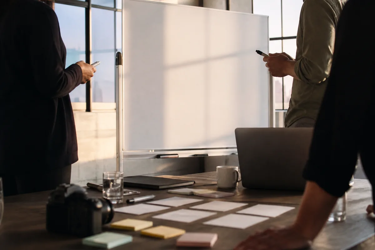 Une réunion de cadrage autour d&rsquo;un tableau blanc pour un film d&rsquo;entreprise